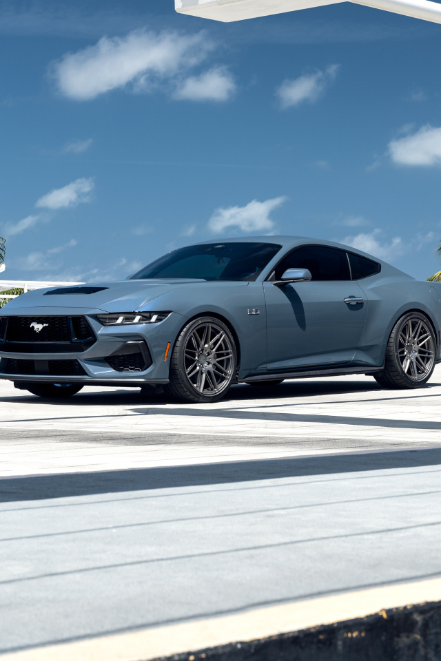 Автомобиль Ford Mustang GT на дороге