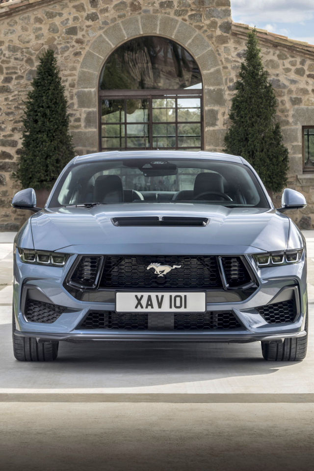 Вид спереди на автомобиль Ford Mustang GT 2024 года