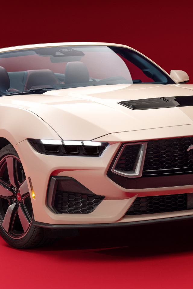 Вид спереди на автомобиль Ford Mustang GT Convertible 60th Anniversary Package 2025 года
