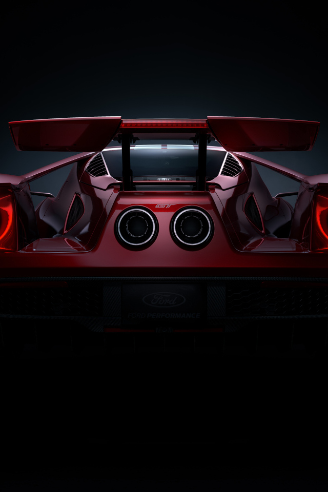 Вид сзади на автомобиль Ford GT  на черном фоне