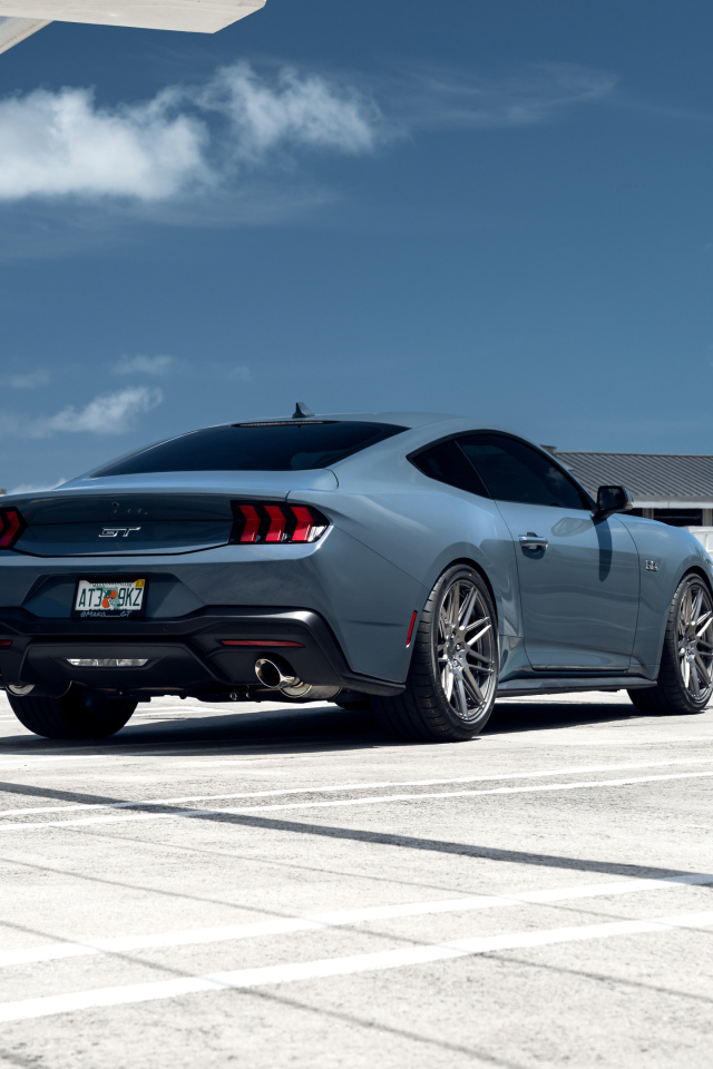Вид сзади на автомобиль Ford Mustang GT