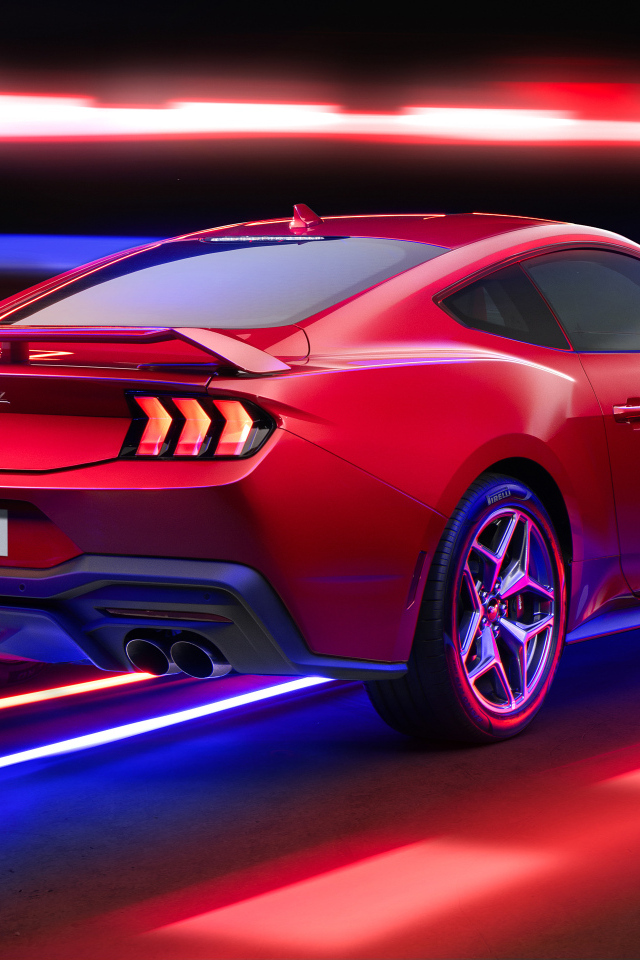 Вид сзади на красный автомобиль Ford Mustang GT Performance 2024 года