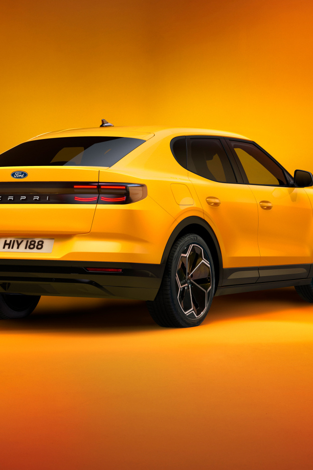 Вид сзади на желтый автомобиль  Ford Capri 2024 года