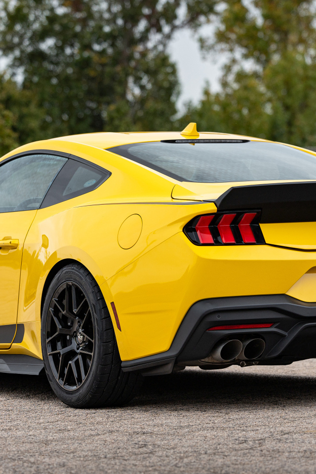 Вид сзади на желтый автомобиль RTR Ford Mustang S650 2024 года