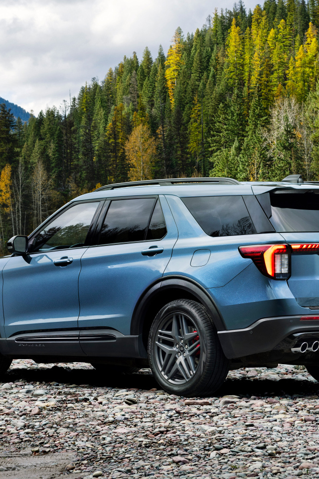 Вид сзади на автомобиль Ford Explorer ST 2025  года