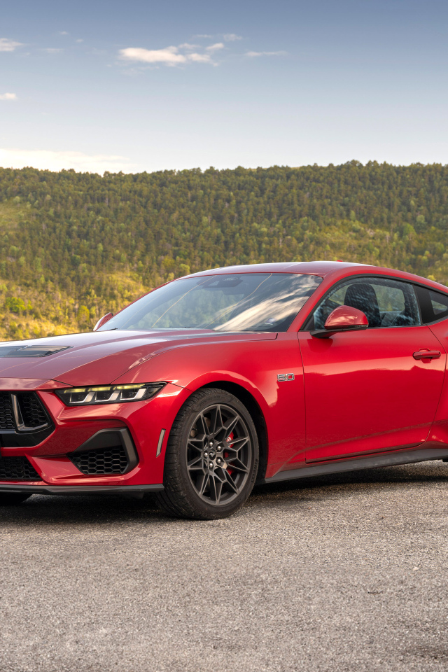 Красный автомобиль Ford Mustang GT 2024 года