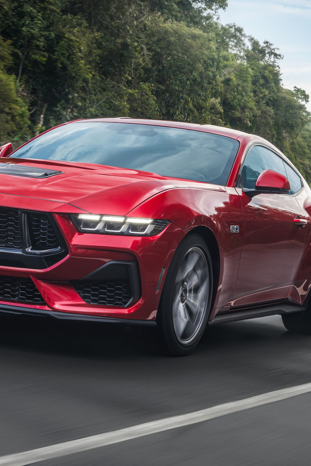 Красный автомобиль  Ford Mustang GT Performance 2024  года на дороге