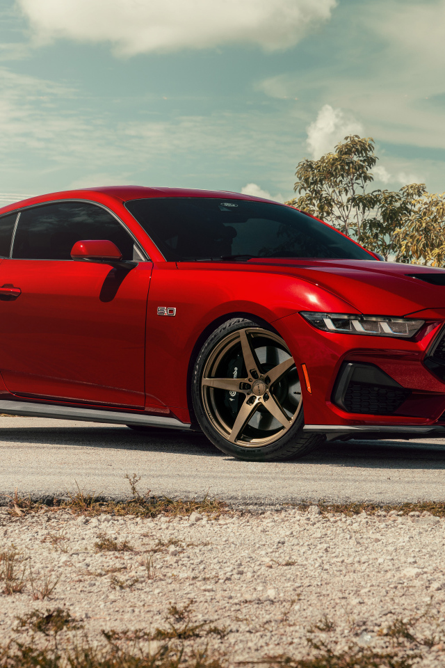 Красный Ford Mustang GT S650 на дороге