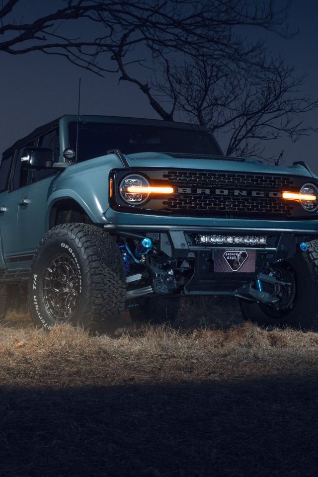 Внедорожник  Ford Bronco Vossen Wheels ночью