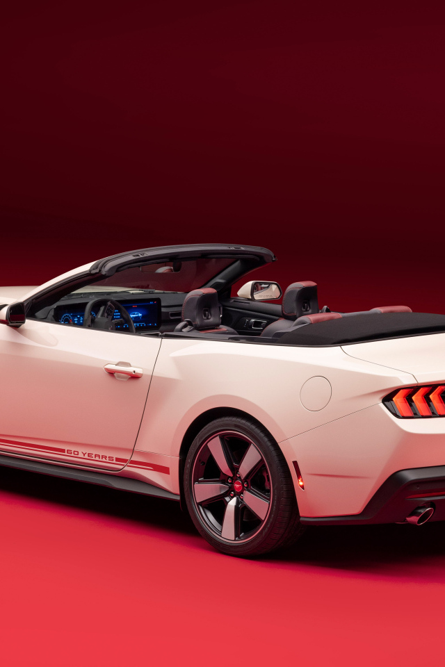 Вид сбоку на белый автомобиль Ford Mustang GT Convertible 60th Anniversary Package 2025 года