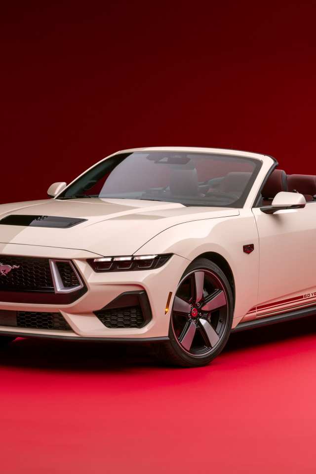 Белый кабриолет Ford Mustang GT Convertible 60th Anniversary Package 2024 года