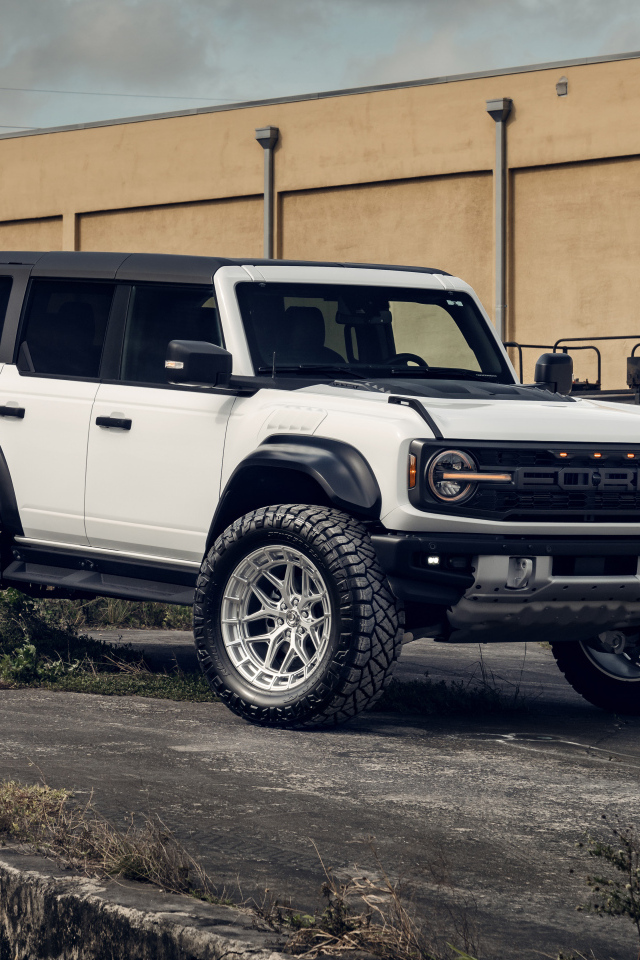 Белый джип Custom Ford Bronco Raptor