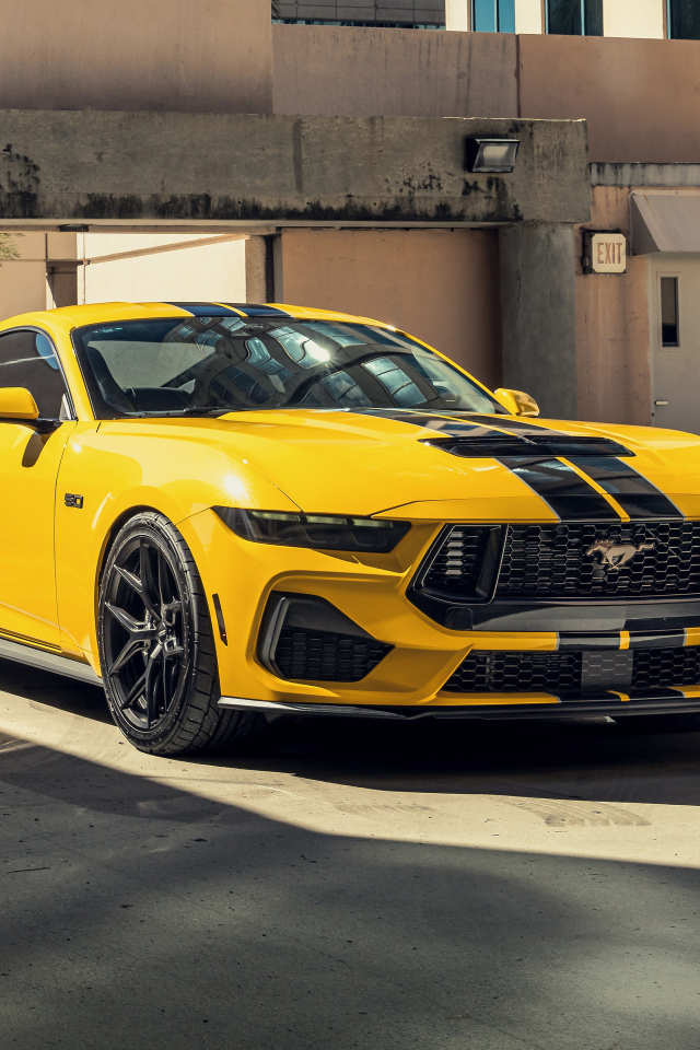 Желтый автомобиль Ford Mustang GT