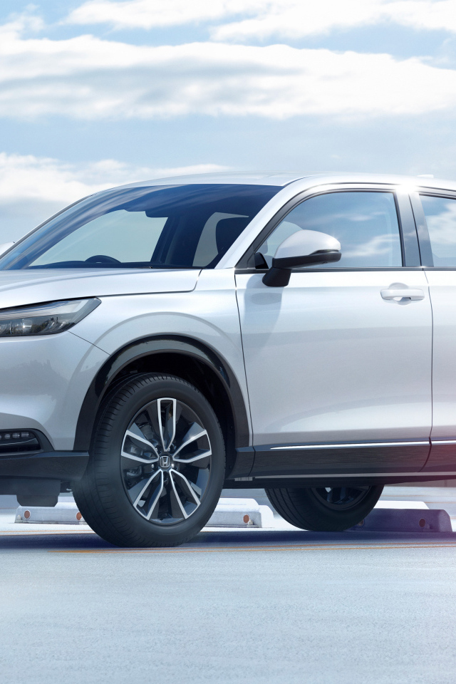 Автомобиль Honda Vezel EHEV Z 2024 года на фоне города