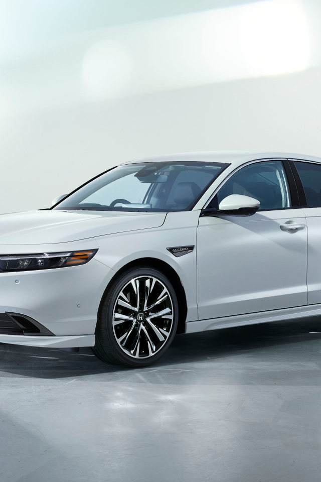 Белый автомобиль Honda Accord EHEV Sports Line 2024 года