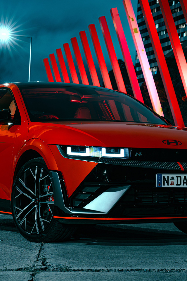 Красный автомобиль Hyundai IONIQ 5 N 2024 года