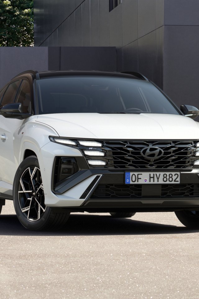 Белый автомобиль Hyundai Tucson N Line 2024 года