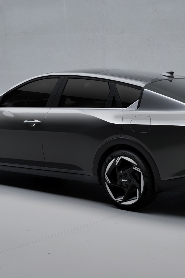 Черный автомобиль Kia K4 2025 года вид сзади