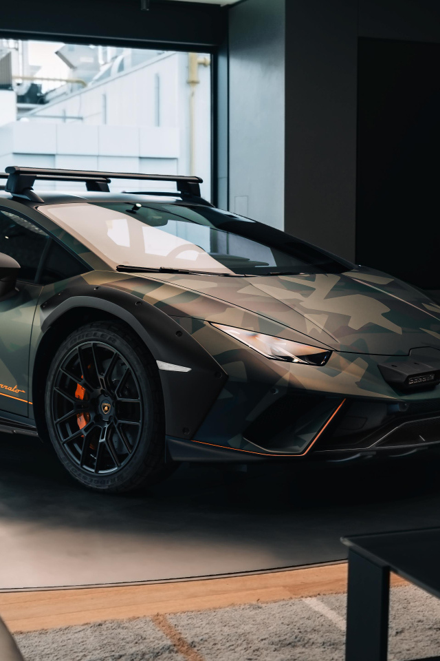 Автомобиль Lamborghini Huracán Sterrato All-Terrain Ad Personam 2024 года у ворот в здании