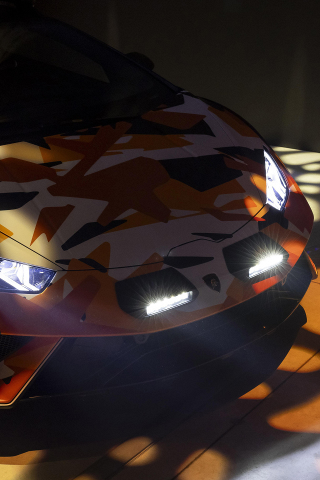 Автомобиль Lamborghini Huracán Sterrato All-Terrain Ad Personam 2024 года с включенными фарами