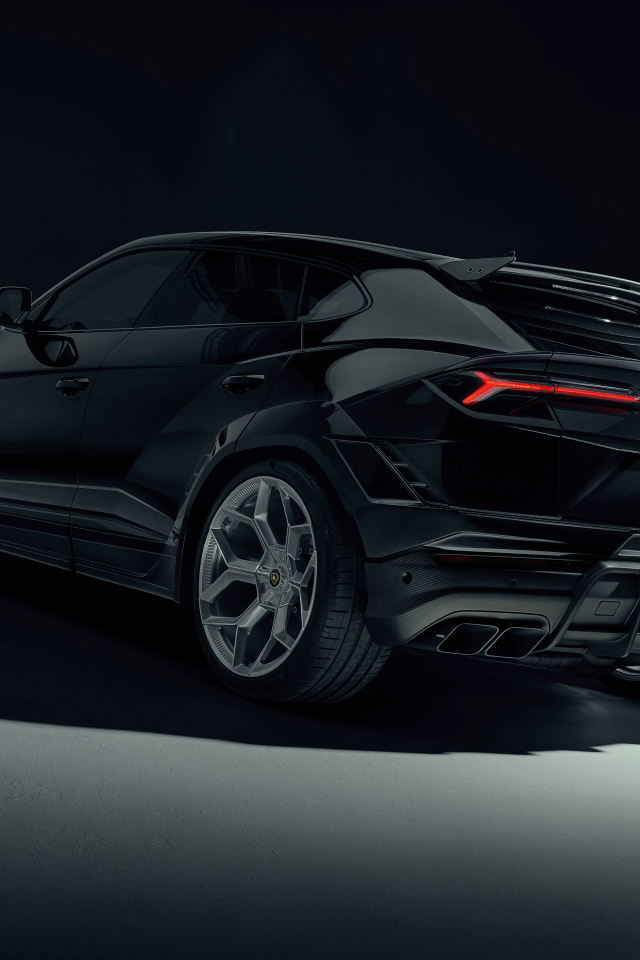 Черный автомобиль Lamborghini Urus  вид сзади