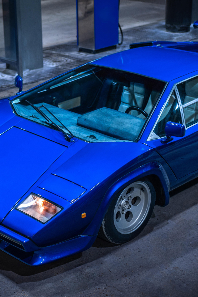 Синий автомобиль  Lamborghini Countach LP400 вид сверху