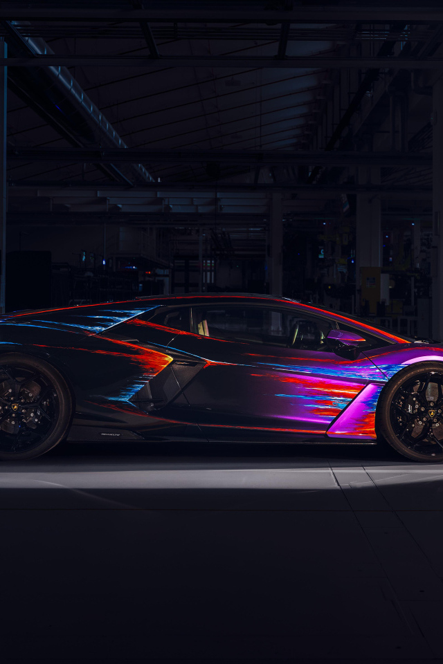 Яркий автомобиль Lamborghini Revuelto Opera Unica