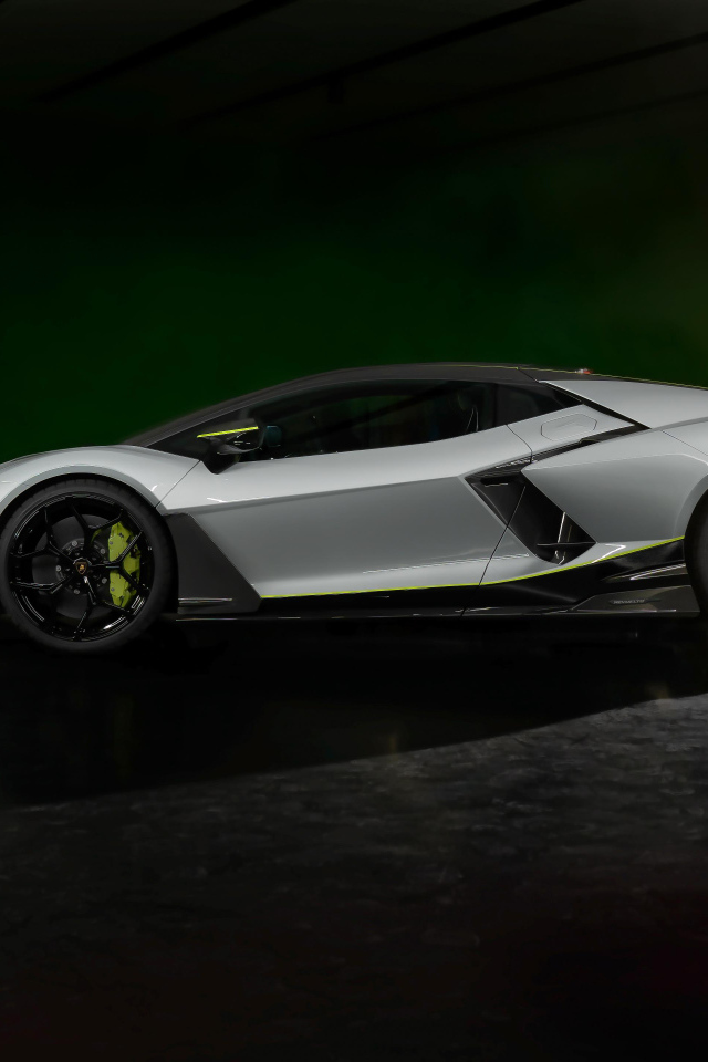 Быстрый автомобиль Lamborghini Revuelto At Lamborghini Arena 2024 года вид сбоку