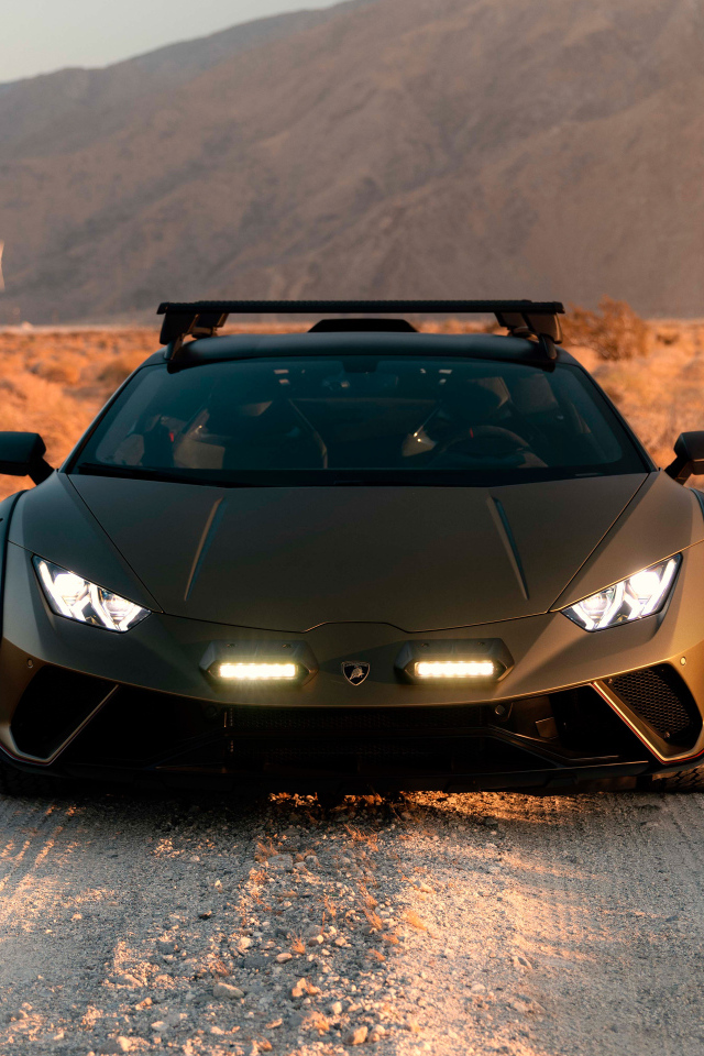 Вид спереди на автомобиль Lamborghini Huracán Sterrato 2024 года