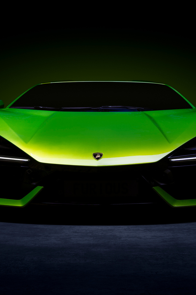 Зеленый автомобиль Lamborghini Revuelto вид спереди