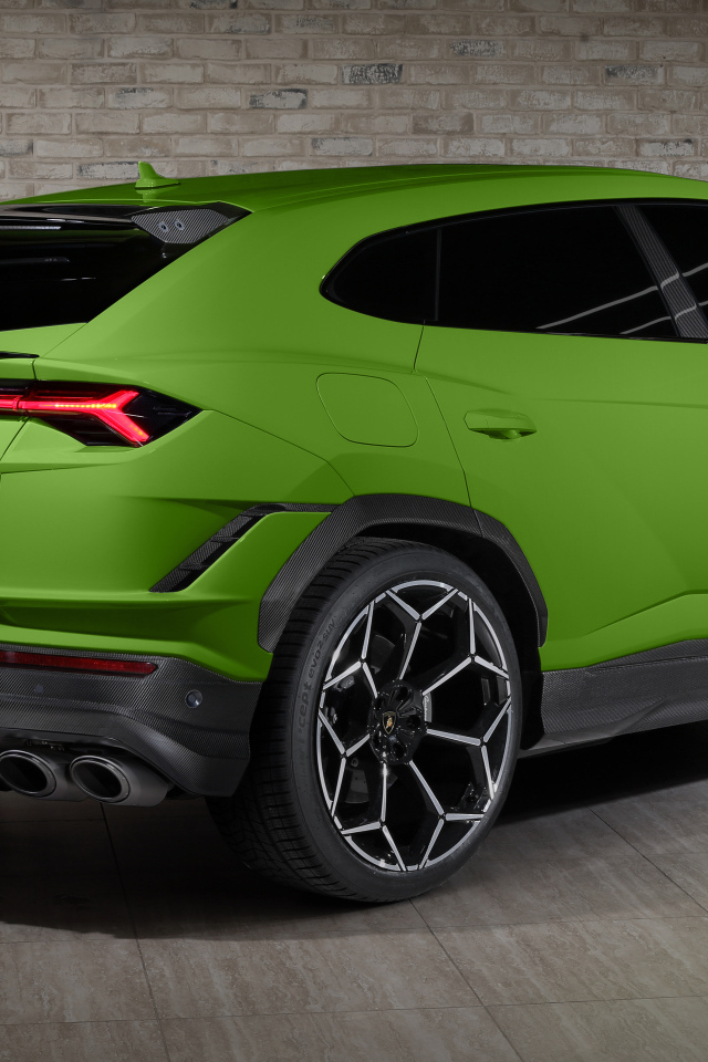 Зеленый автомобиль Lamborghini Urus Performante 2024  года вид сзади