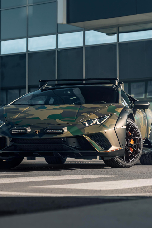Автомобиль  Lamborghini Huracán Sterrato All-Terrain Ad Personam у здания