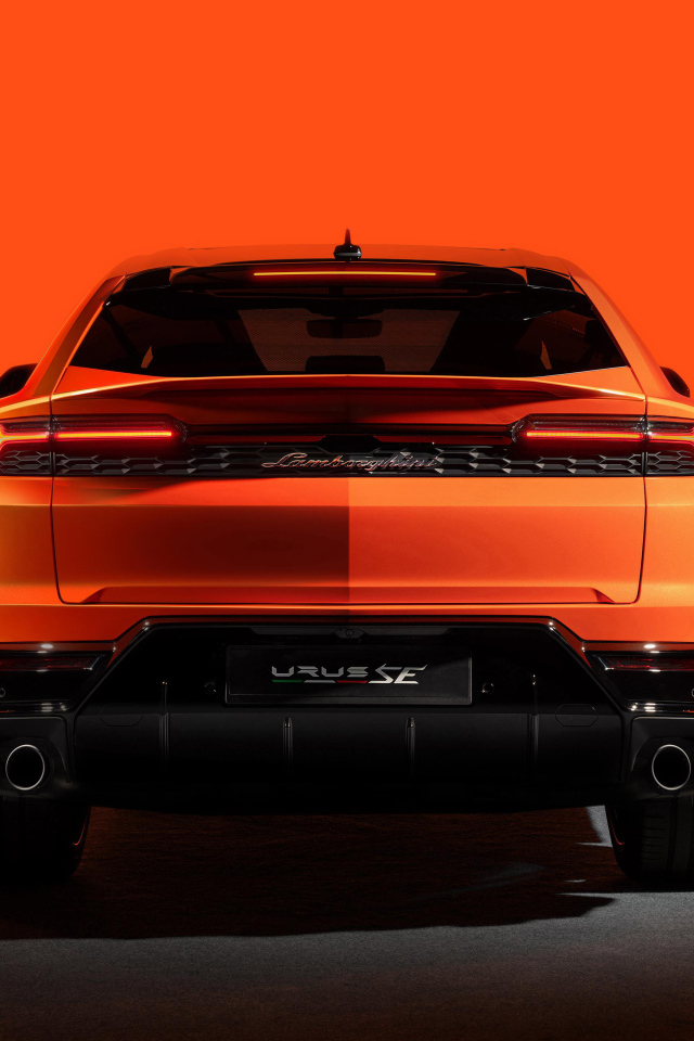 Автомобиль  Lamborghini Urus SE Plug-In Hybrid вид сзади