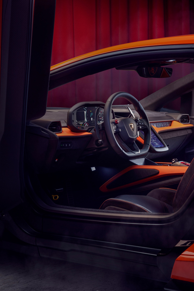 Открытая дверь в автомобиле Lamborghini Revuelto