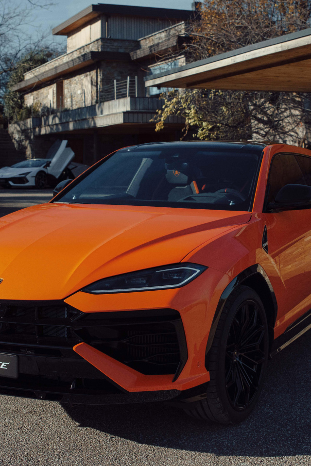 Оранжевый внедорожник Lamborghini Urus SE Plug-In Hybrid