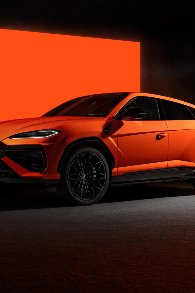 Оранжевый автомобиль Lamborghini Urus SE Plug-In Hybrid Super SUV