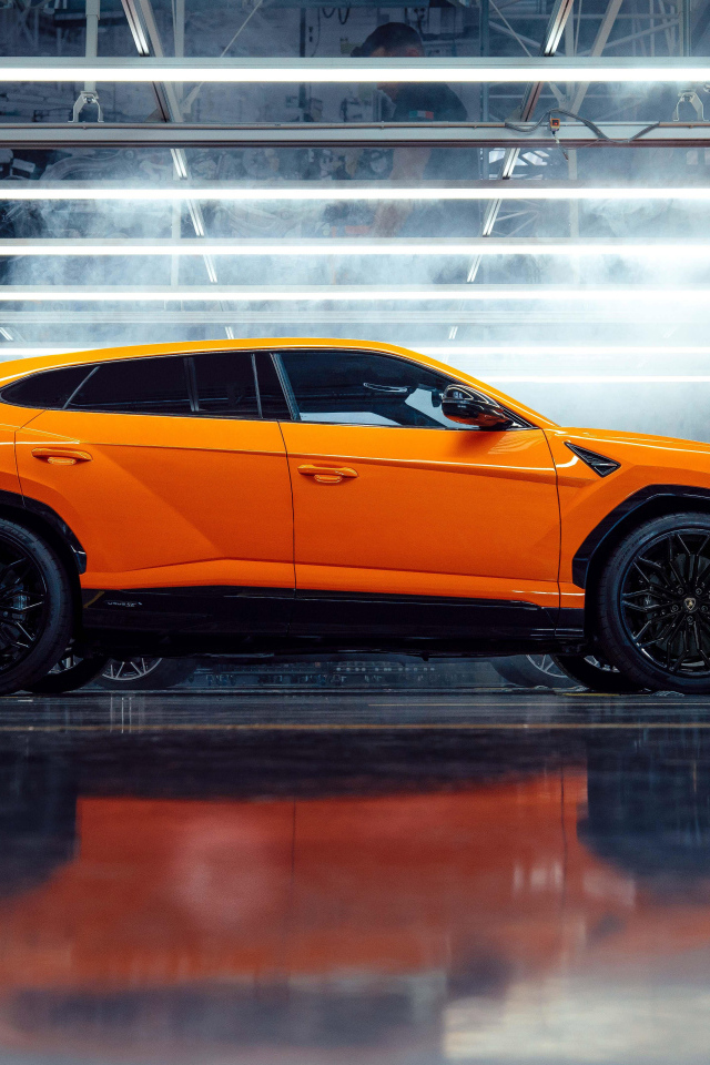 Оранжевый автомобиль Lamborghini Urus SE Plug-In Hybrid Super SUV вид сбоку