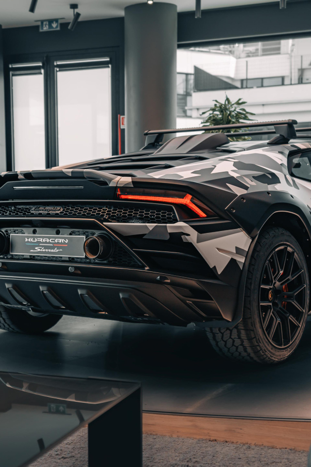 Вид сзади на автомобиль Lamborghini Huracán Sterrato All-Terrain Ad Personam 2024  года в здании
