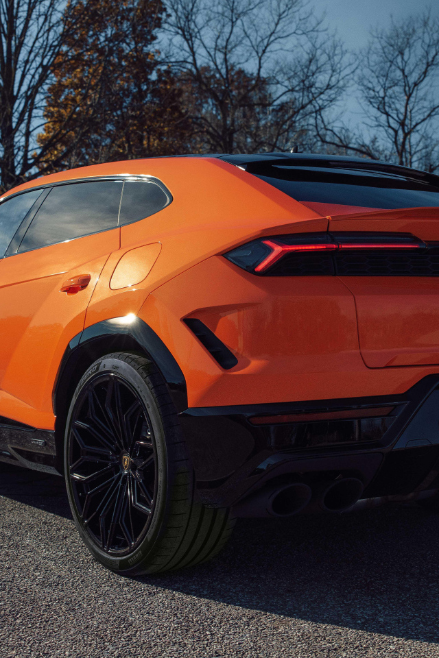 Вид сзади на оранжевый внедорожник Lamborghini Urus SE Plug-In Hybrid