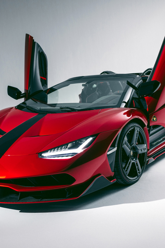 Красный автомобиль Lamborghini Centenario Roadster с открытыми дверями