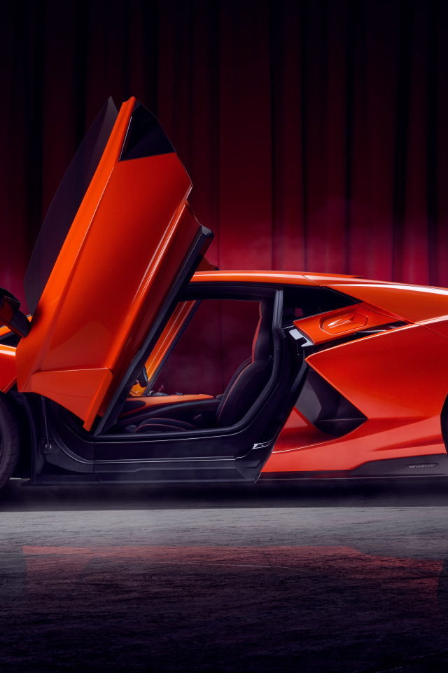 Красный автомобиль Lamborghini Revuelto с открытыми дверями