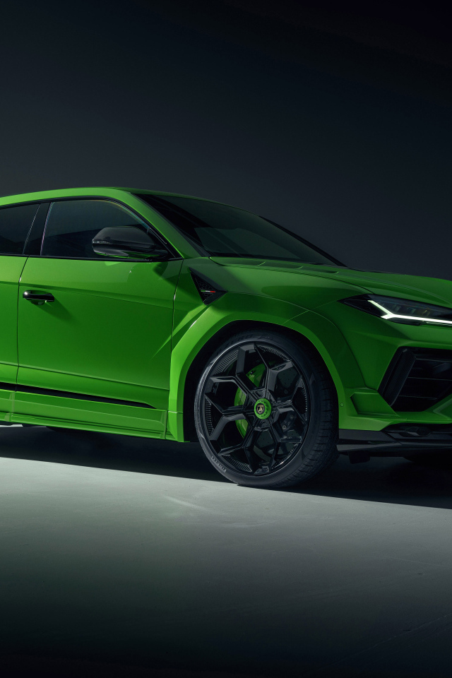 Вид сбоку на автомобиль Lamborghini Urus  на черном фоне