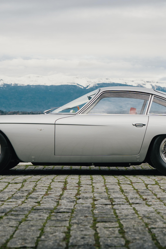 Вид сбоку на автомобиль Lamborghini 350 GT