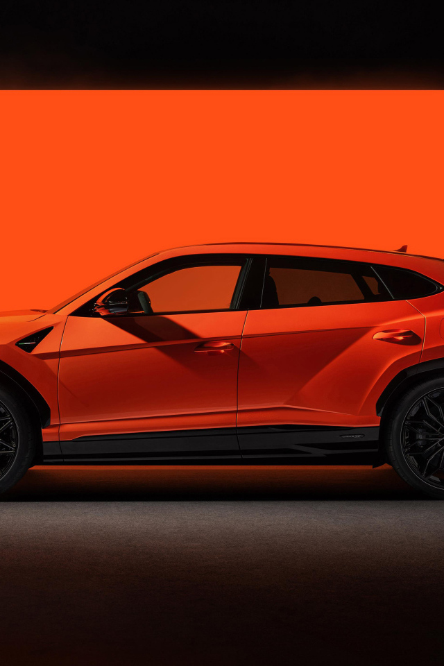 Вид сбоку на автомобиль Lamborghini Urus SE Plug-In Hybrid