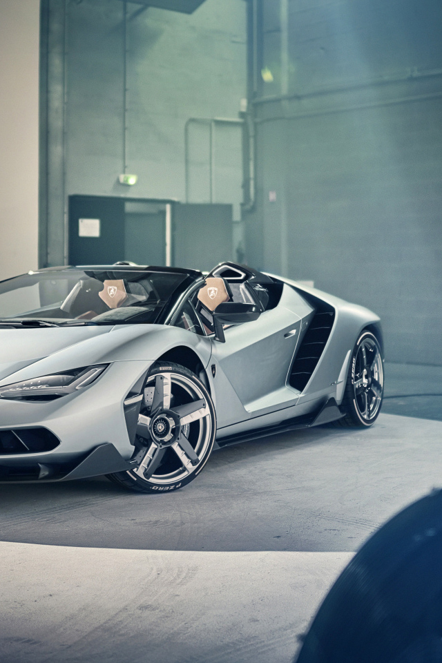 Серебристый автомобиль Lamborghini Centenario Roadster в комнате