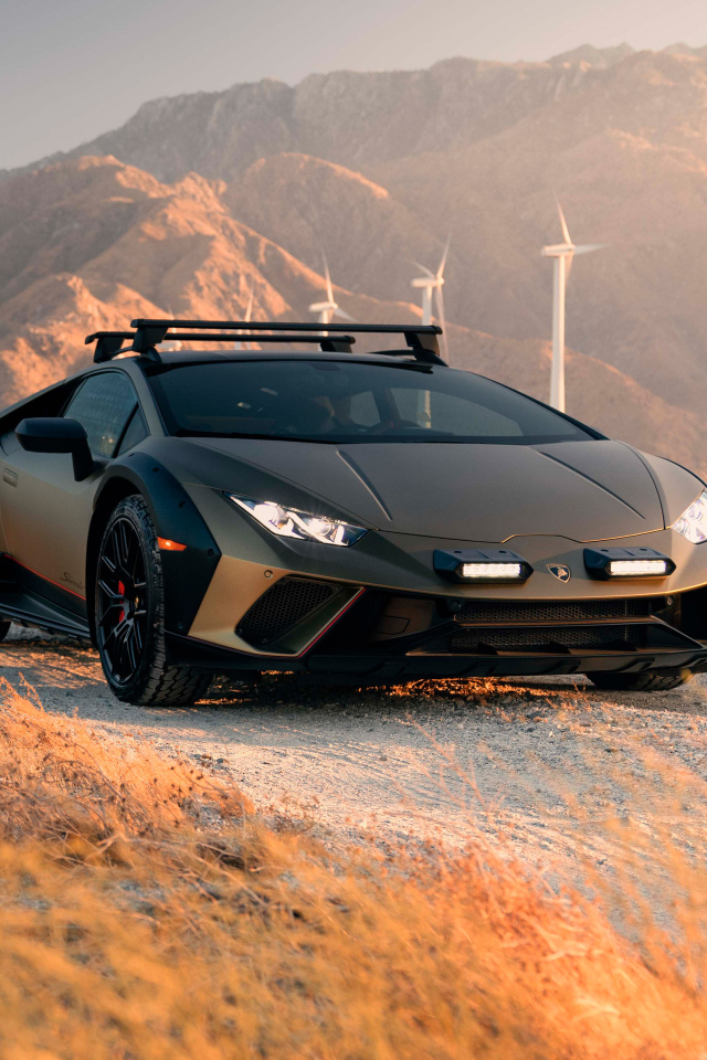 Стильный автомобиль Lamborghini Huracán Sterrato 2024 года в горах