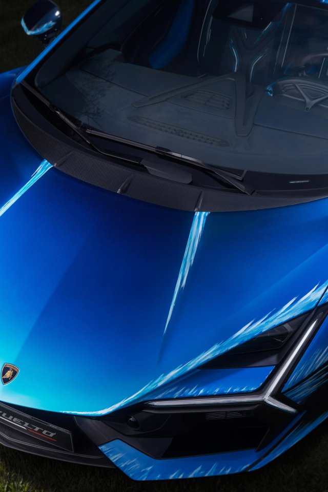 Капот синего спортивного автомобиля Lamborghini Revuelto Opera Unica 2024 года