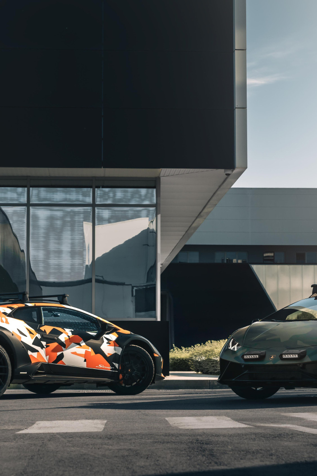 Два автомобиля Lamborghini Huracán Sterrato All-Terrain Ad Personam