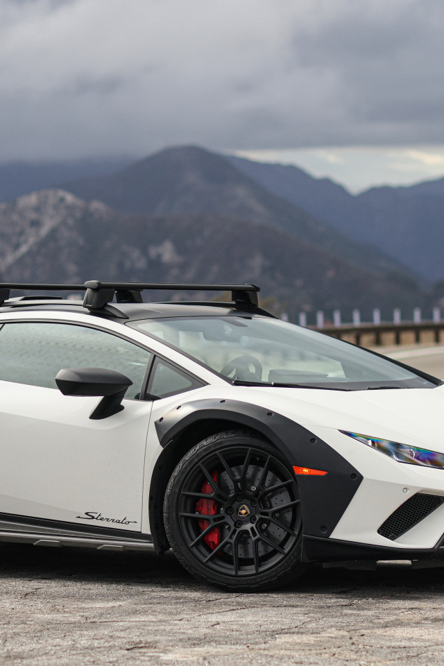Белый автомобиль Lamborghini Huracán Sterrato  2024 года