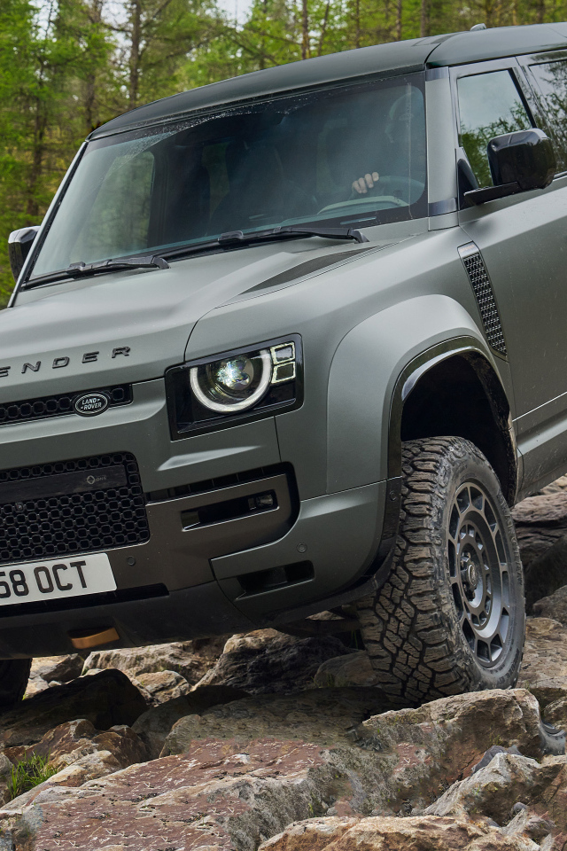 Внедорожник Land Rover Defender OCTA 2024 года на камнях